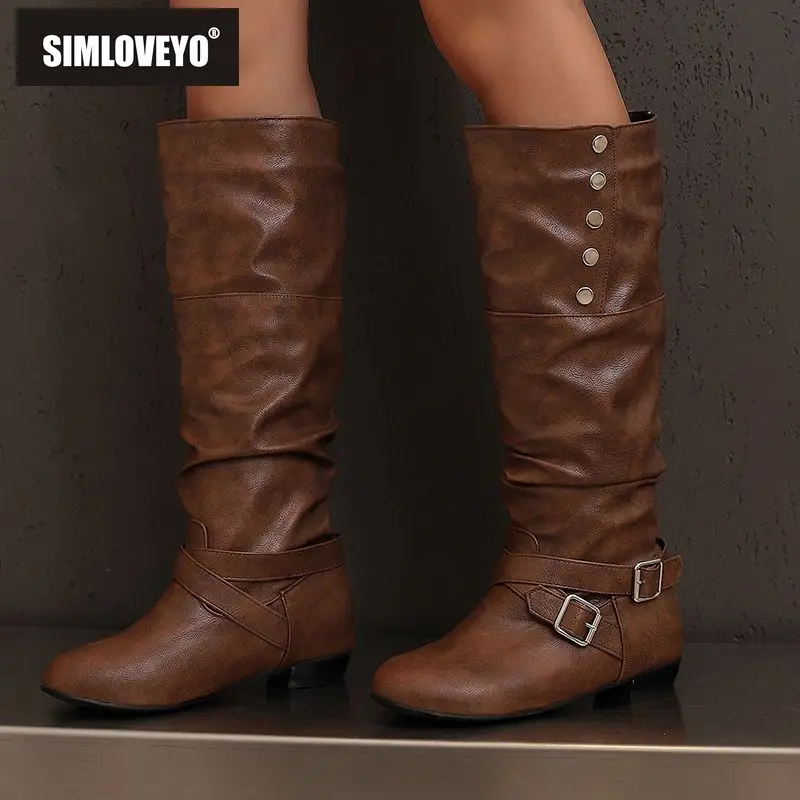 

SIMLOVEYO брендовые женские сапоги до колена со складками, круглый носок, плоский каблук, без шнуровки, осенние заклепки, пряжка ремня, большие размеры 44-45
