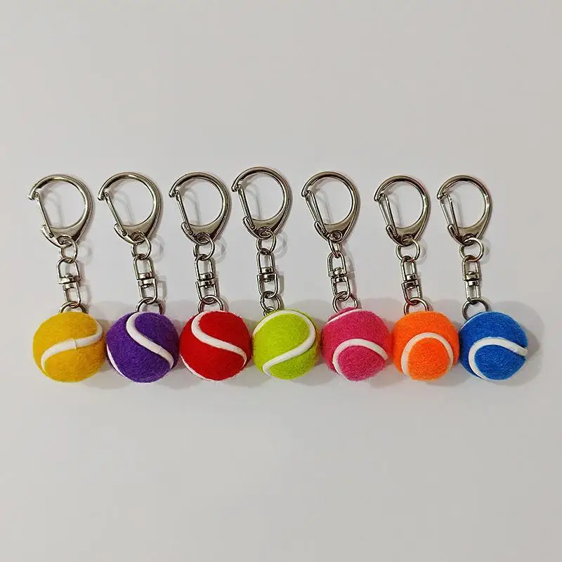 Mini-Tennisball-Schlüsselanhänger in leuchtenden, verschiedenen Farben und mit Metallverschlüssen zur Dekoration von Rucksäcken, kleine Geschenke für Tennisliebhaber. – Detail 7