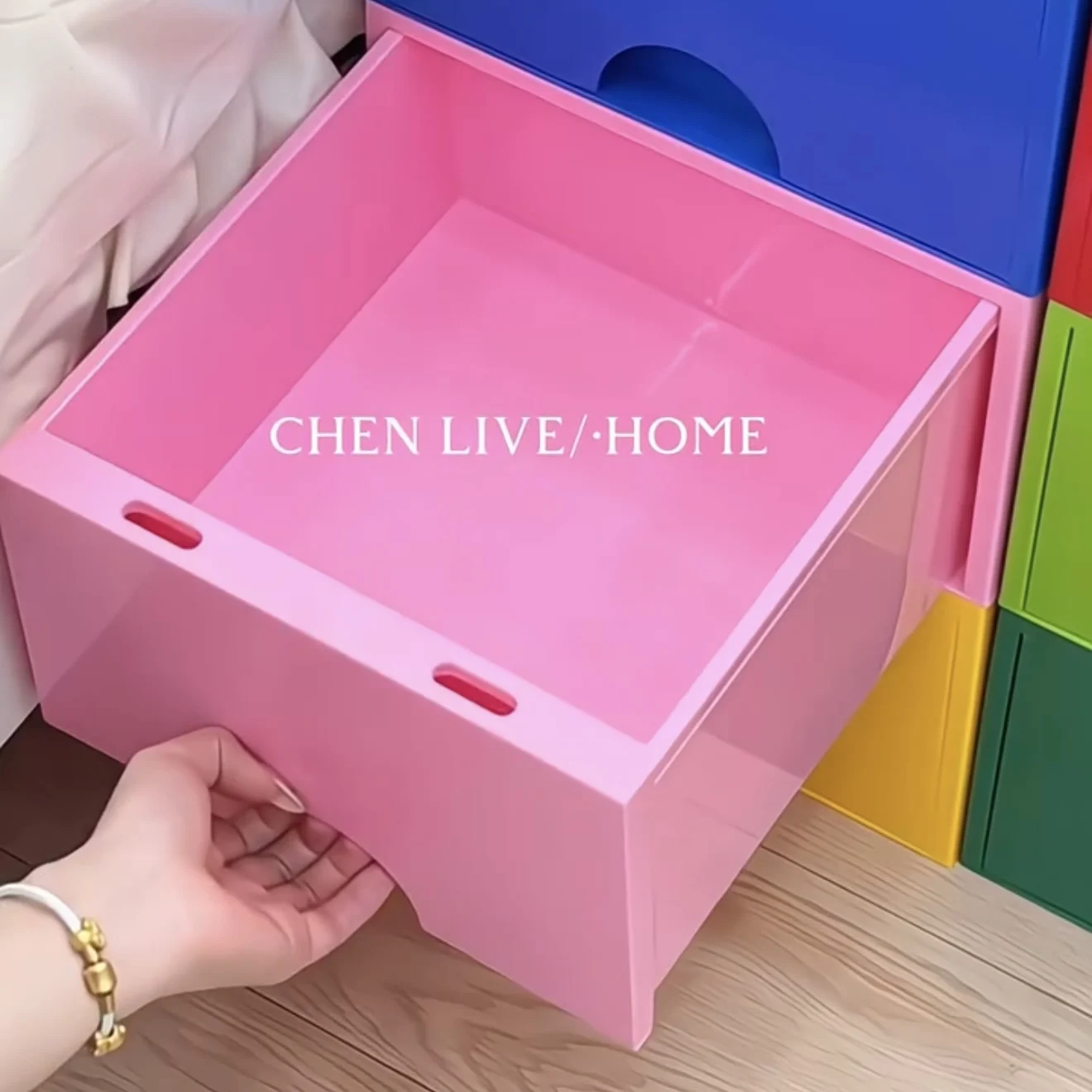 يمكن دمج صندوق التخزين مع خزانة بجانب السرير ذات قيمة عالية. #5