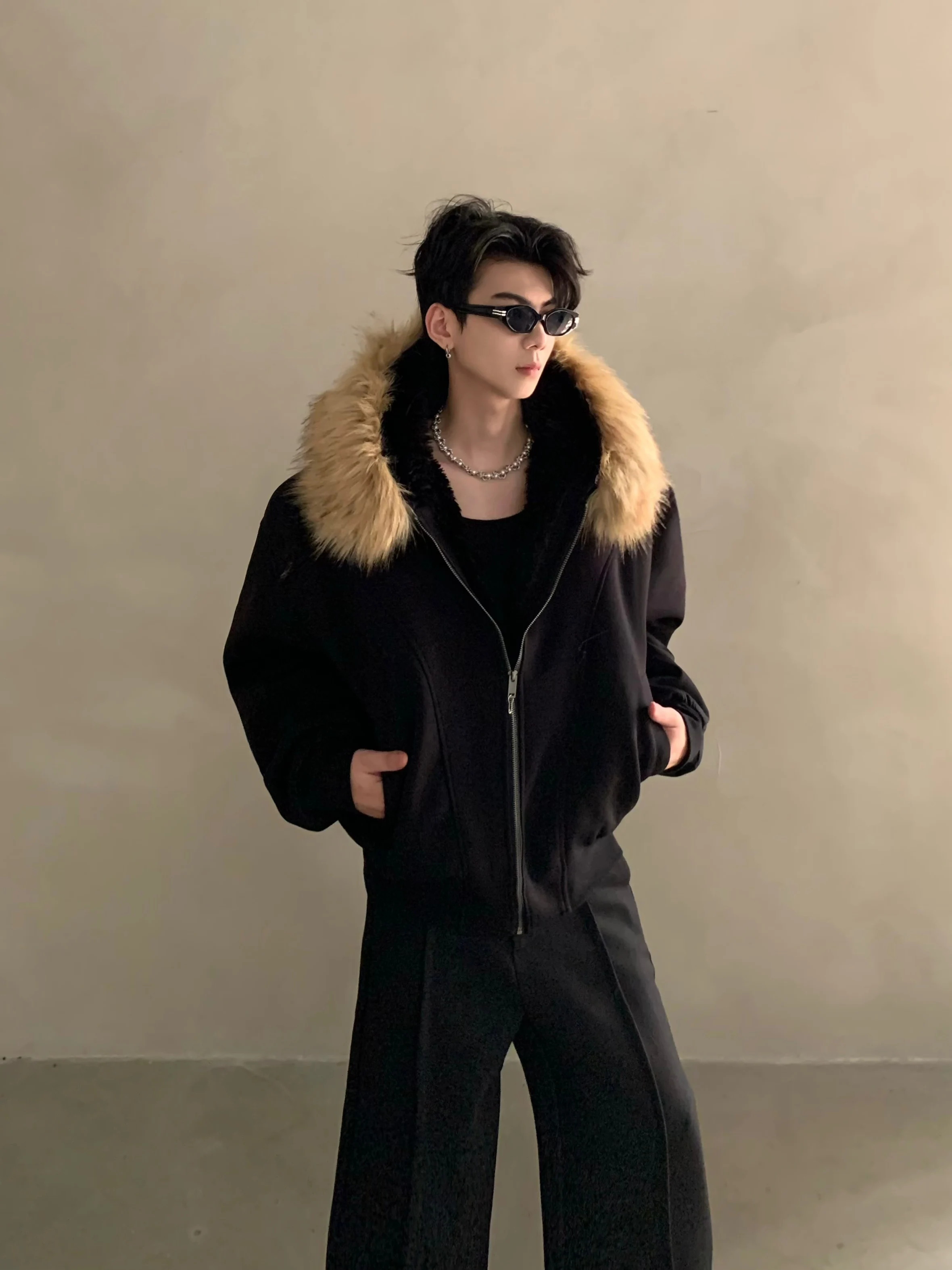 معاطف رجالية شتوية جديدة على الطراز الأمريكي لعام 2025 ذات ياقة من الفرو الصناعي مع قلنسوة معاطف مريحة سميكة وفضفاضة بلون سادة سترات أنيقة #4