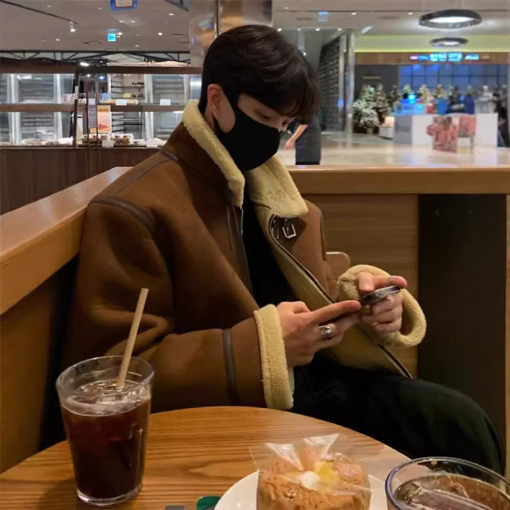 

Новинка 2025, хлопковая куртка с воротником-стойкой из овечьей шерсти для мужчин, зимняя американская ретро мотоциклетная утолщенная теплая замшевая флисовая куртка