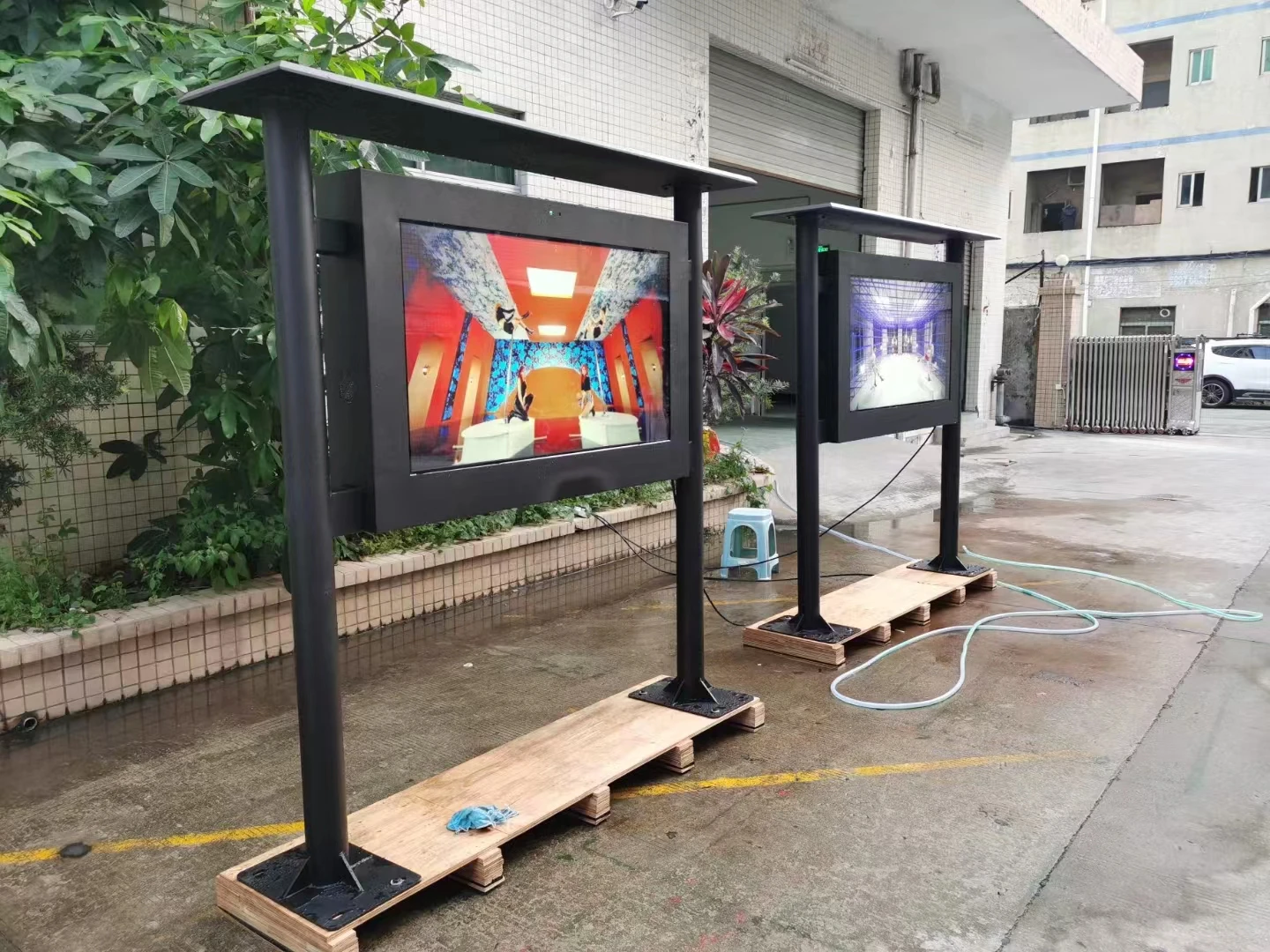 55 65 "75 Inci Video Multimedia Luar Ruangan Monitor LCD Pemutaran Iklan