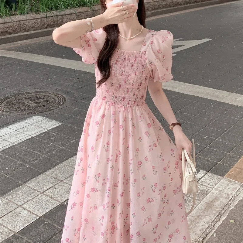 Sanftes Blumenkleid mit quadratischem Kragen, weibliches Temperament, tailliertes A-Linien-Kleid mit Puffärmeln