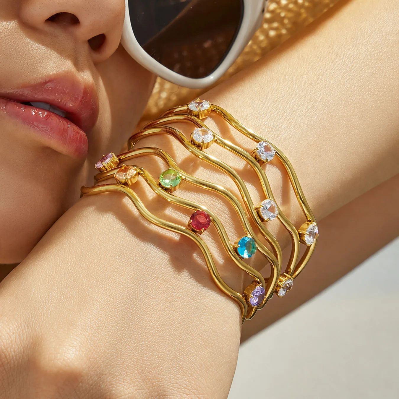 Wellenlinien-Armband für Damen, Edelstahl-Armreif, 18K vergoldeter offener Armreif, farbige Zirkon-Armbänder – Detail 2