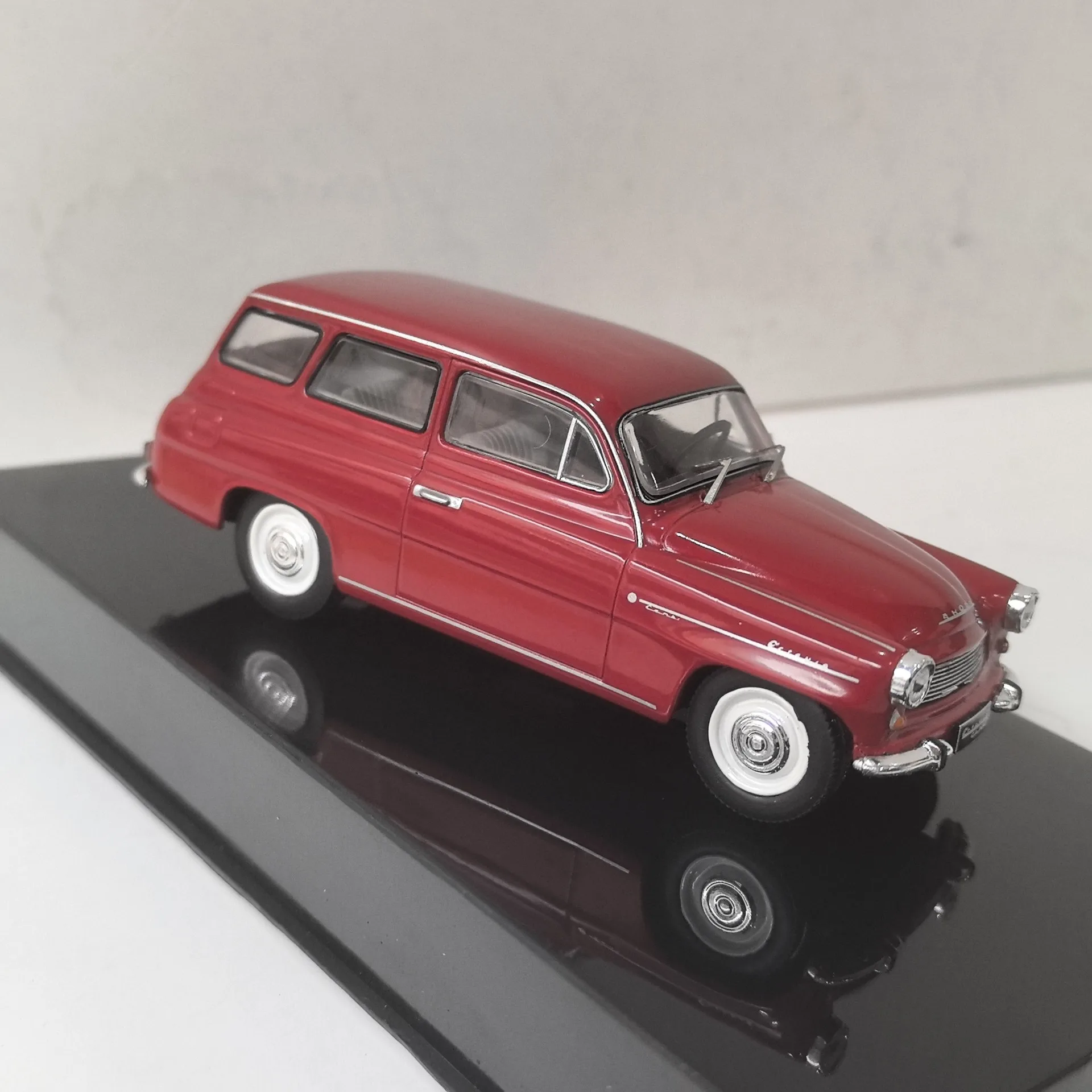 Modèle de voiture en alliage moulé sous pression, échelle Ixo 1/43, SKODA Octavia Combi 1969 Skoda, jouet de collection, cadeau, affichage Souvenir, ornement