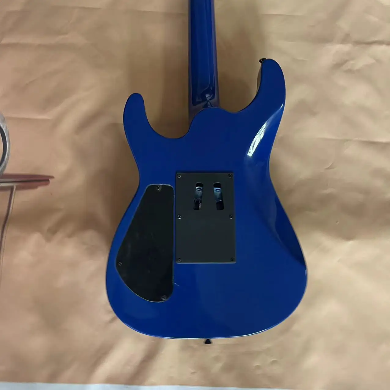 6 string electric guitar in stock, dark blue body, black accessories, factory real pictures, can be shipped upon order, free hom