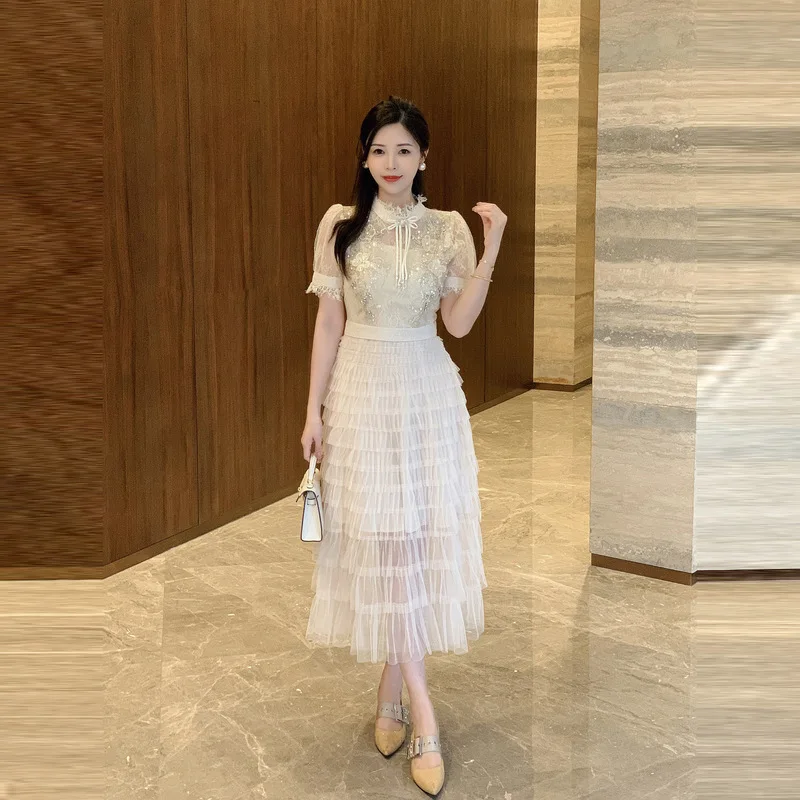 Vestido de Verão Novo Estilo com Gola Alta, Manga Curta de Renda E em Cor Flor de Cerejeira, Ajuste Slim e Saia em Cam...