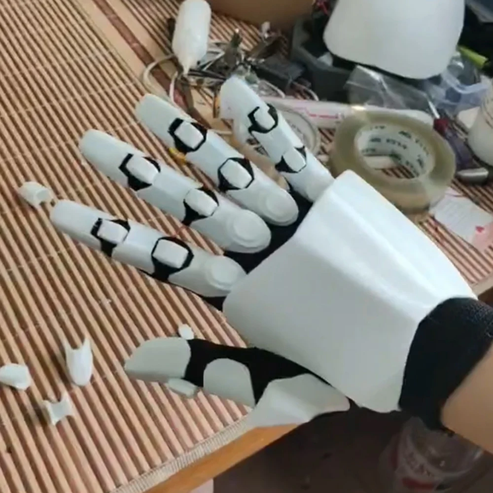 Les gants mécaniques, fabriqués en matériau PETG imprimé en 3D, sont flexibles et ont un look hautement mécanique. Convient pour le cosplay.