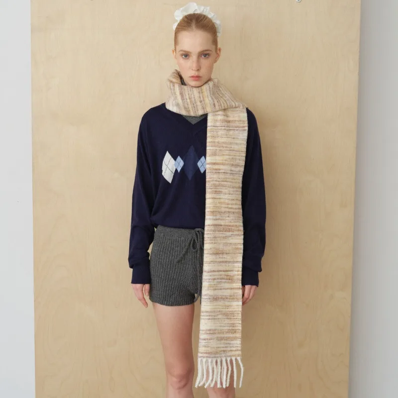 

Женский шерстяной шарф ручной работы с градиентом, зимняя маленькая партия, окрашенная в корейском стиле, вязаная теплая шея с матовой бахромой.