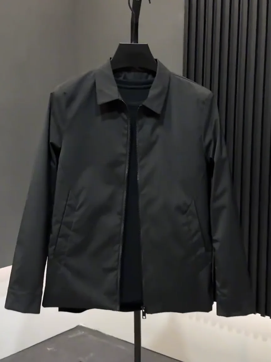 

Мужская осенняя куртка-жакет нового сезона: модная, простая, элегантная, люксовая, трендовая, с воротником-стойкой, премиум-класса, однотонная, приталенного кроя.