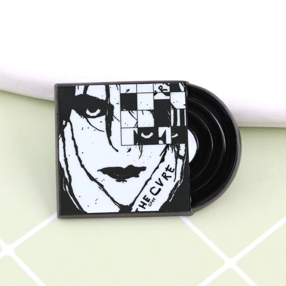 The Cure Retro Gothic Rock Band Brosche Klassisches Albumcover-Abzeichen Perfekt für Rucksäcke und Kleidung Ein tolles Geschenk für Fans – Detail 12