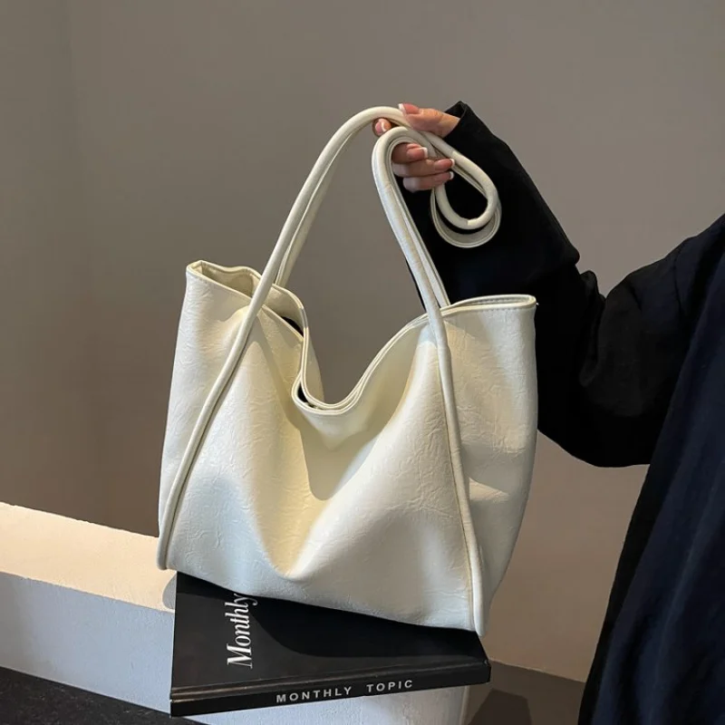 

Vintage Inspired Hatbox Bag For Ladies With Unique Round Shape And Luxury Leather
