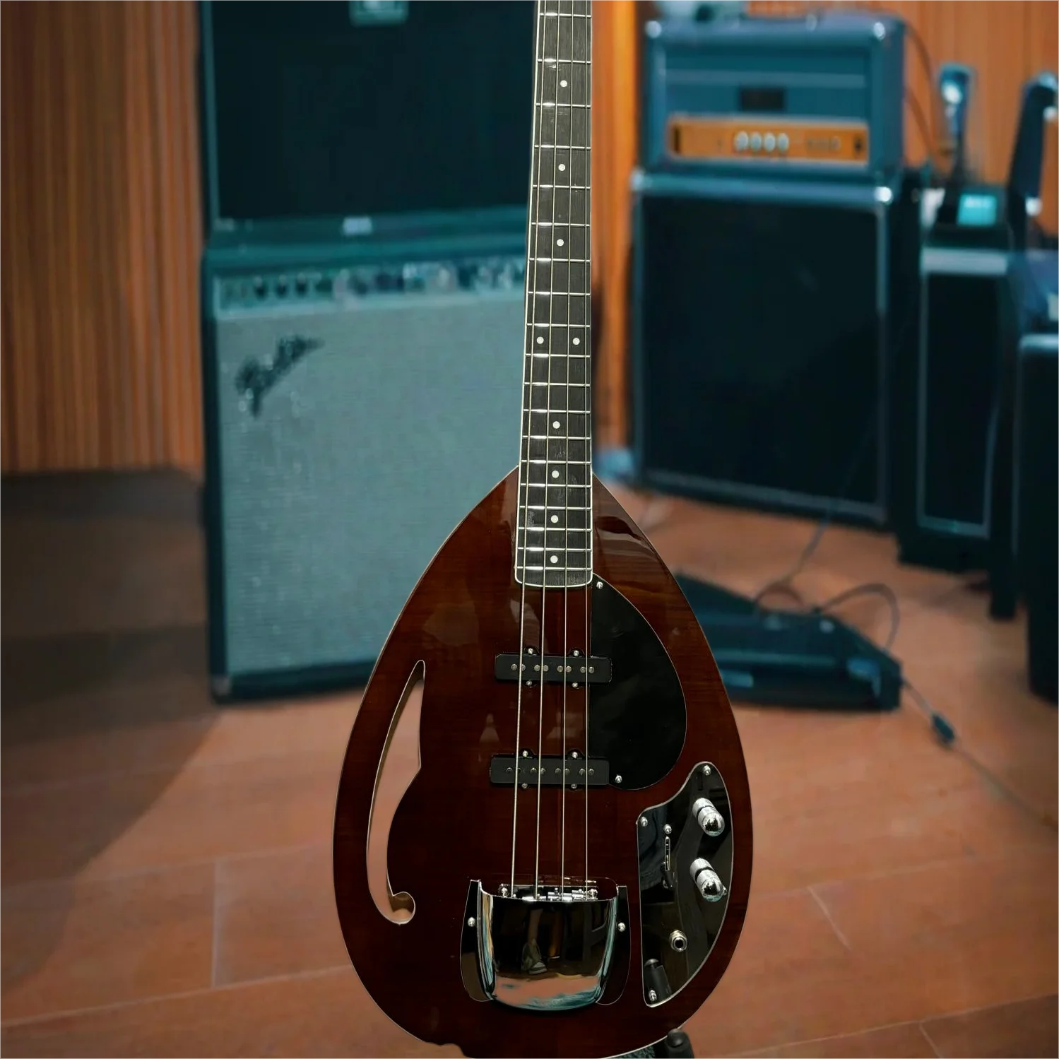 Water-Drop Contoured Body with Arched F-Hole Cutout on The Left – Semi-Hollow Construction Single-Coil Pickup Electric Guitar