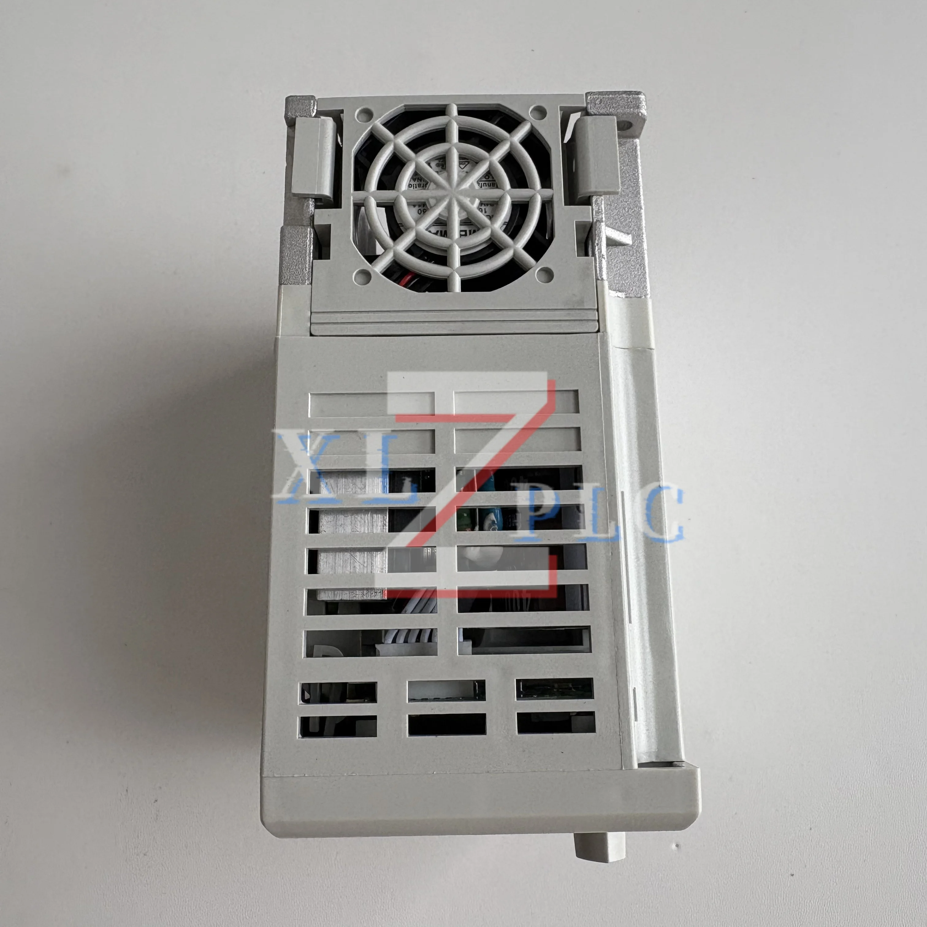周波数コンバータ新オリジナル LSLV0008C100-4NS