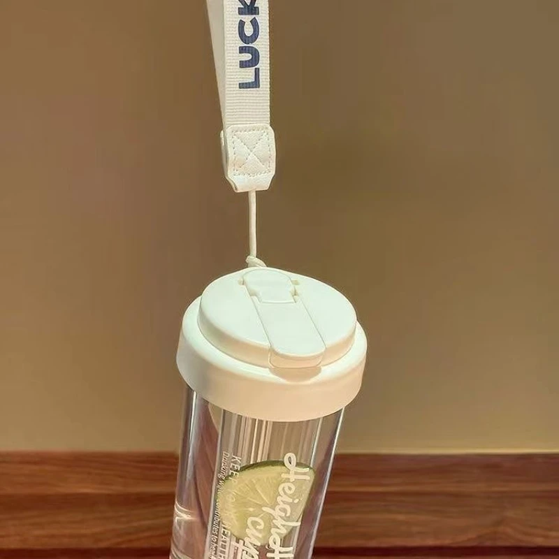Tazza di cannuccia in plastica di grande capacità da 600 ml, bottiglia d'acqua portatile per tè per studenti, bicchieri per festival di Natale per donne, uso quotidiano