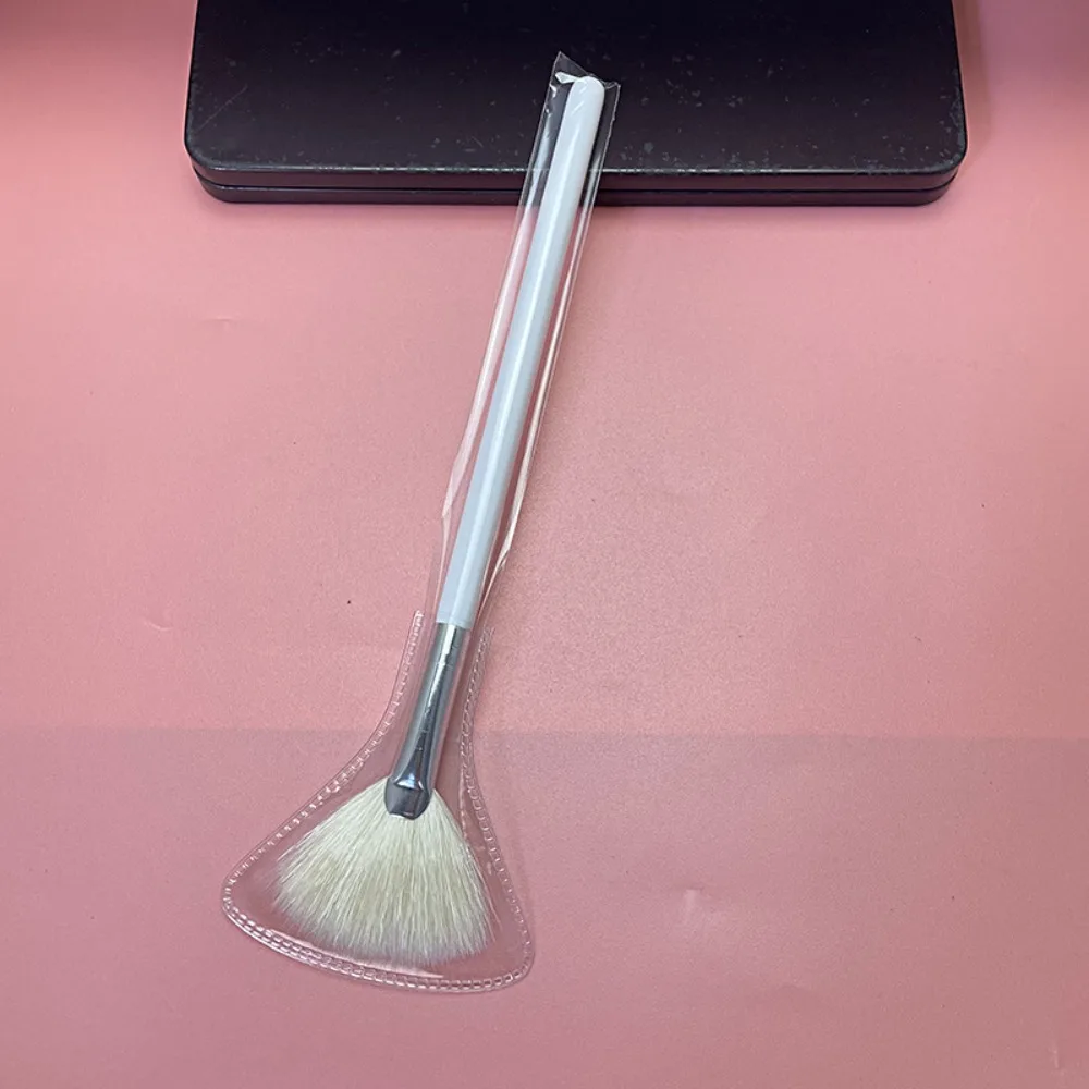 فرشاة بودرة سائبة على شكل مروحة شعر الماعز للسيدات مع مقبض خشبي أسود/أبيض، أداة مكياج لتنظيف الوجه للعناية بالجمال