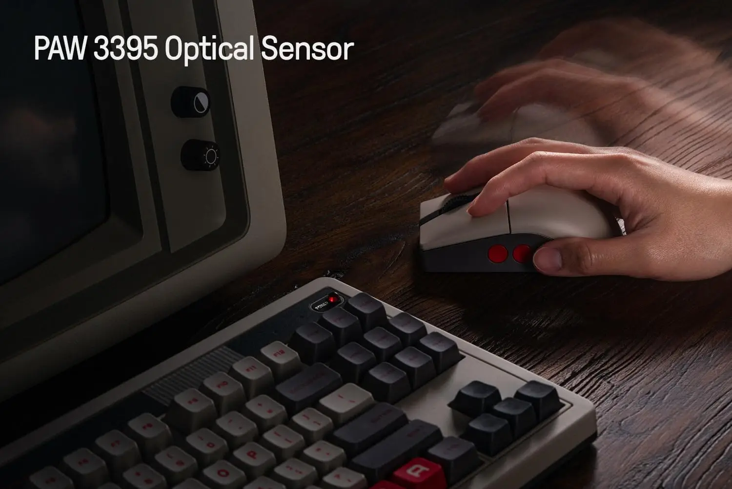 Retro-R8-Maus mit Ladestation, optischer PAW 3395-Sensor DPI 26 K, 4K-Umfallrate, programmierbare Tasten, beidhändig