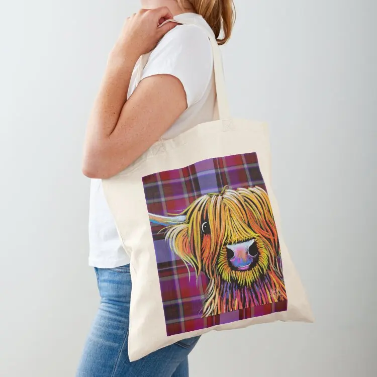 SCoTTiSH HiGHLaND CoW ' HaRRiS oN TaRTaN â ' by SHiRLeY MacARTHuR Tote Bag