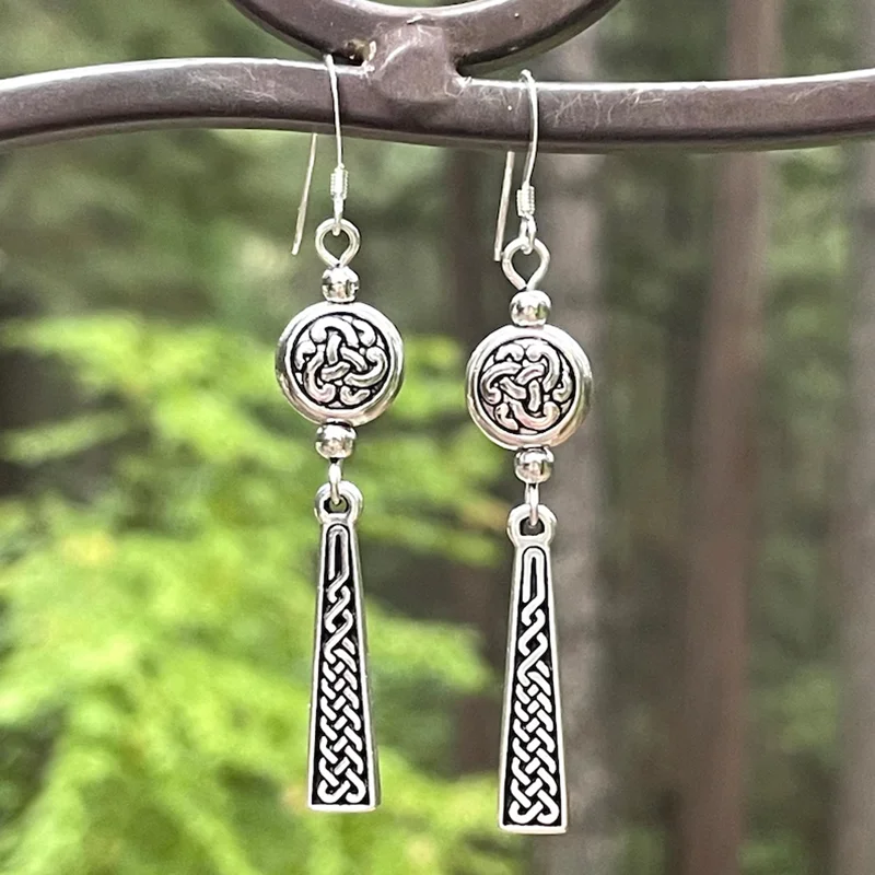 Runde Ohrringe im Retro-Boho-Stil mit keltischem Knoten – perfekt für eine Strandparty oder eine lässige Zusammenkunft.