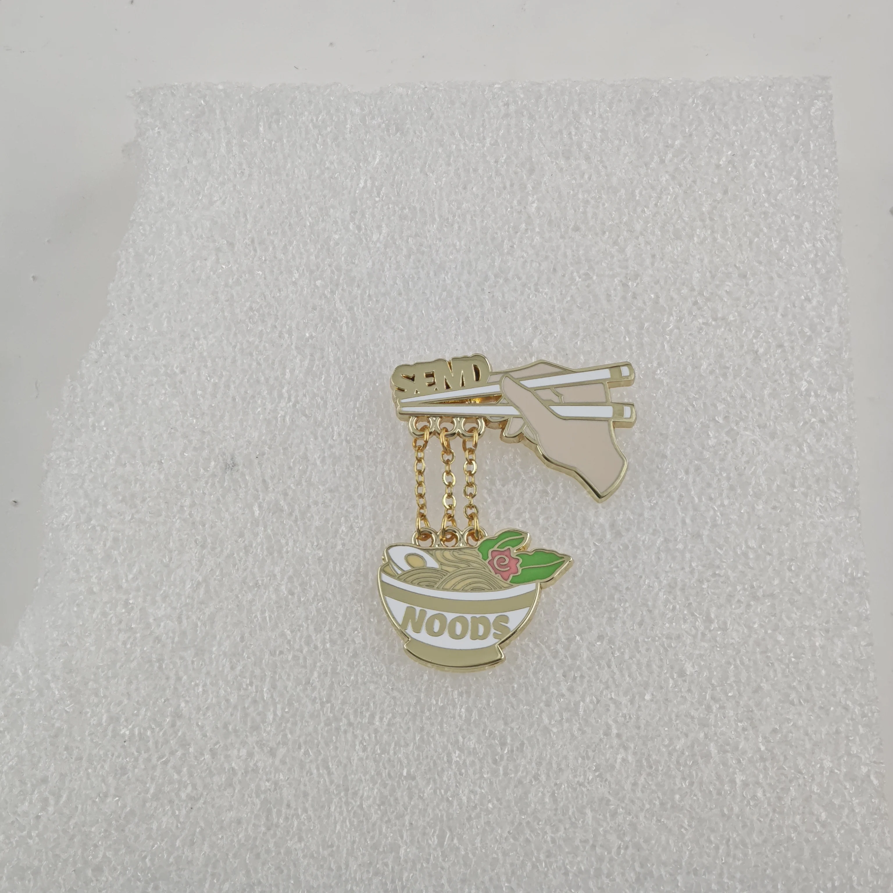 Lustige Emaille-Anstecknadel mit Nudelmotiv: Essens-Meme-Brosche, Stäbchen, Ramen-Nudeln, baumelnde Kette, Reversnadel, süßer Lebensmittel-Schmuck, Geschenk für Freunde – Detail 10