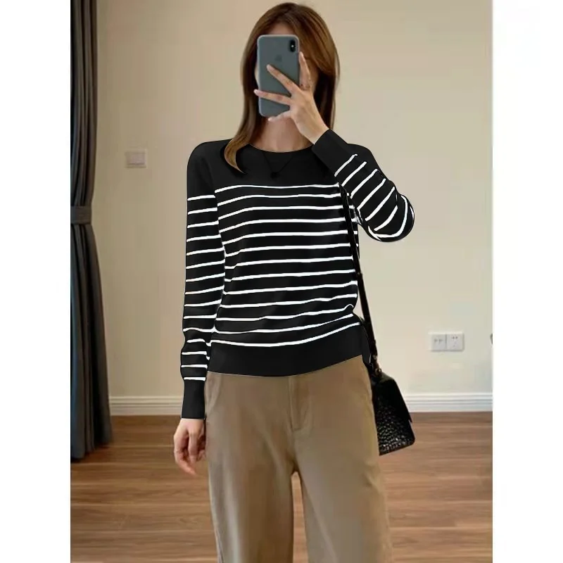 Autumn 2024 New Women\'s Black and White Striped Knitted Base Shirt Loose Sweater Women\'s Slim-fit Long-sleeved T-shirt Top