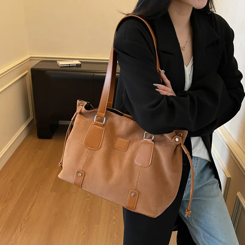 

Новинка 2023 года, мягкая матовая большая сумка для женщин, сумка через плечо большой вместимости, винтажная сумка через плечо, просторная, элегантная и практичная