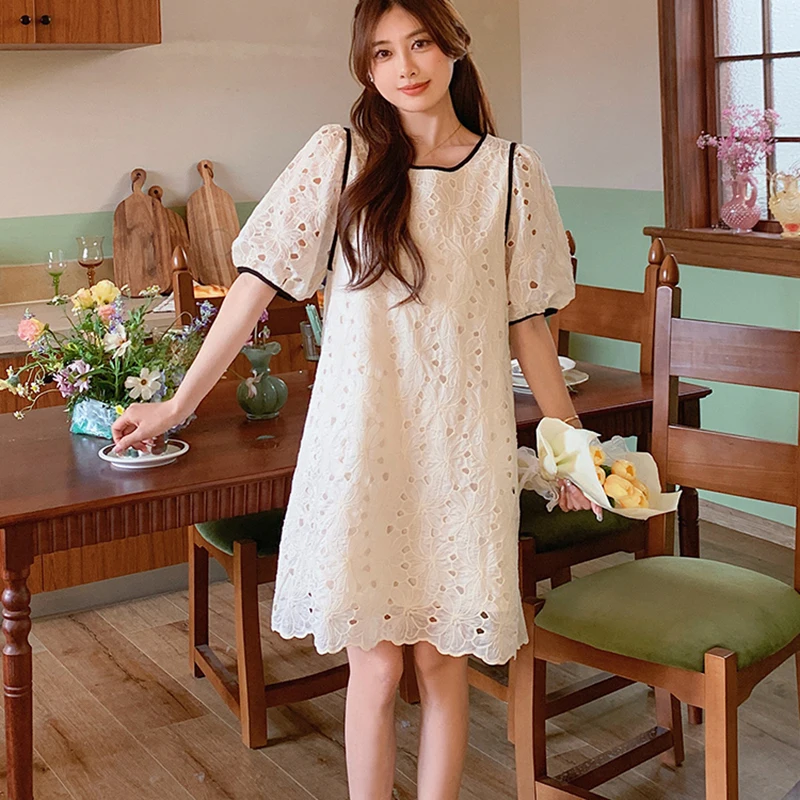 جديد الفرنسية تفريغ الدانتيل فستان بطول الركبة للنساء الصيف لطيف فضفاض الجولة الرقبة البيج الربط حافة سوداء تصميم فساتين