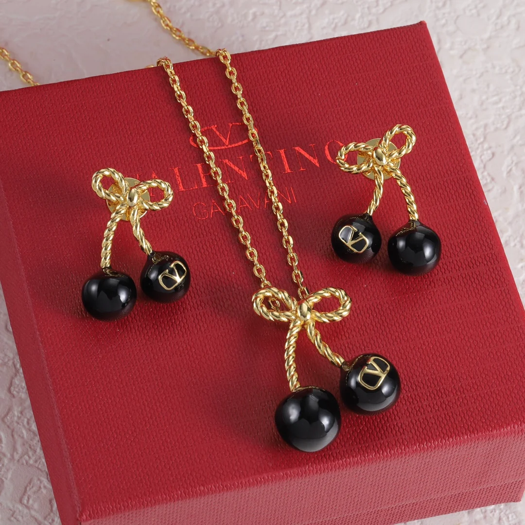 

2025 New Fashion Valentino Cherry Earrings Casual Versatile High End Texture Jewelry Set