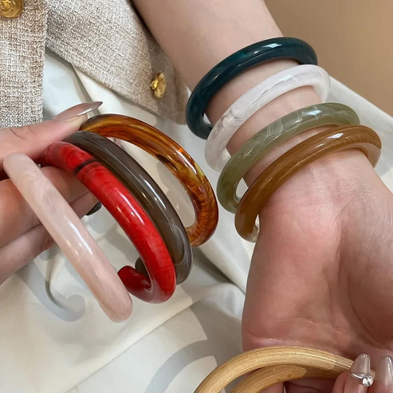 Einzigartiges Design, Kunstharz-Textur-Acryl-Armreif für Frauen, einfache, vielseitige Öffnung, verschmierte Armreifen, leichter Luxus-Modeschmuck A1