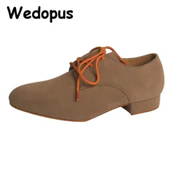 Wedopus Zapatos de baile de salón de gamuza para hombre, zapatos planos de baile modernos, zapatos de baile de boda para fiesta interior de color marrón claro, tacón cuadrado