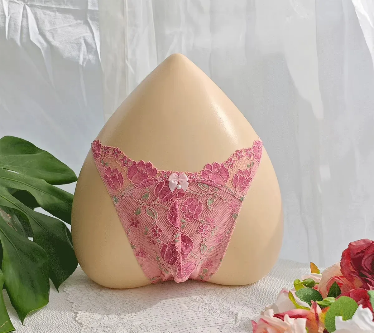 

Фиолетовые кружевные трусики-стринги с вышивкой