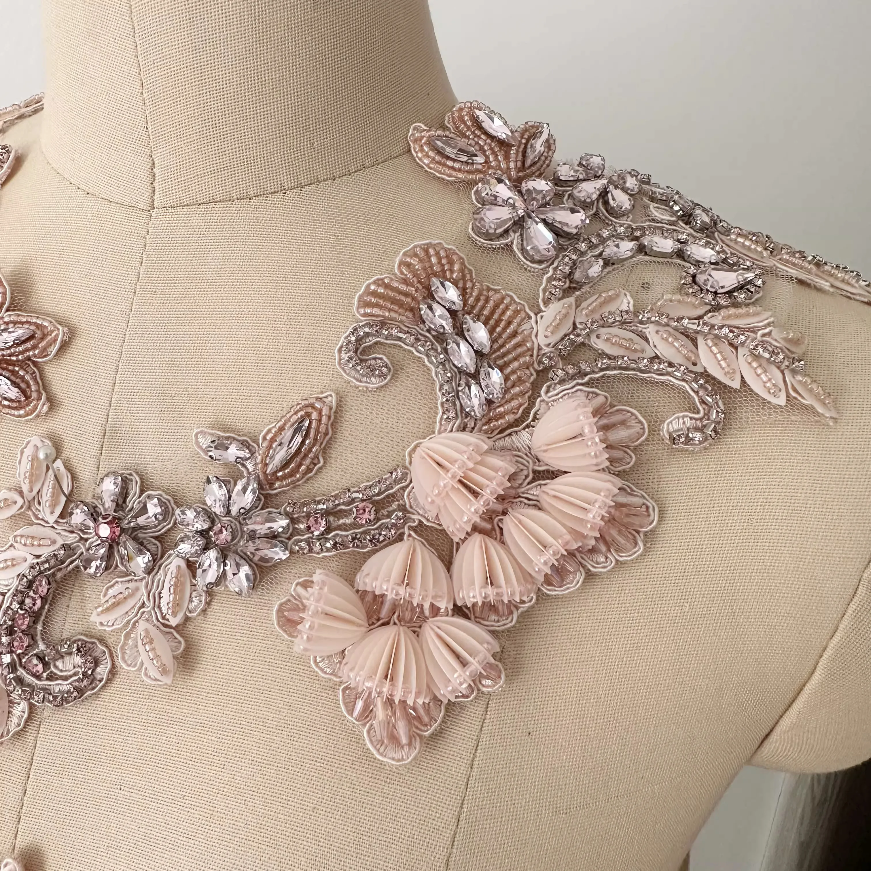 

1 пара бриллиантовых декоративных нашивок с изображением лилии и песка для одежды, свадебных платьев, платьев, железных нашивок