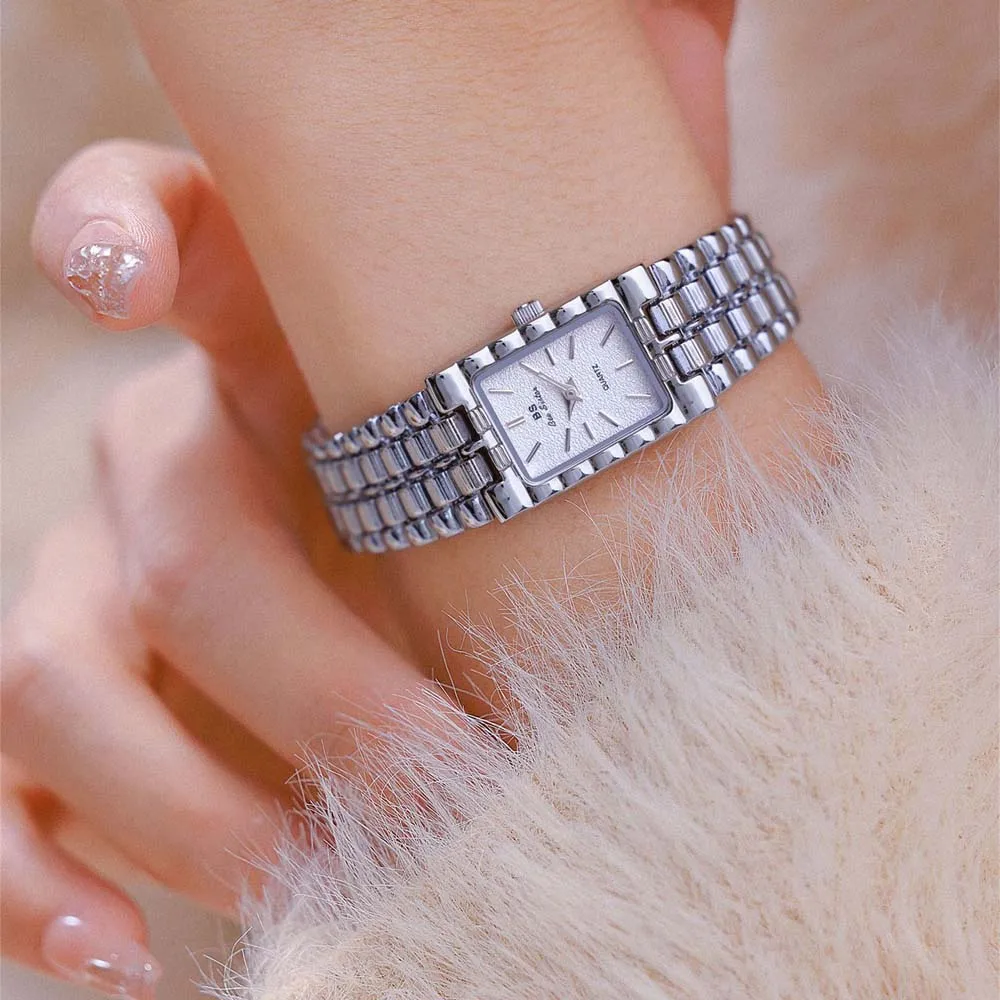 นาฬิกาข้อมือผู้หญิงแบรนด์หรู ดีไซน์หน้าปัดสี่เหลี่ยมเรียบง่าย นาฬิกาควอตซ์ลำลองสำหรับสุภาพสตรี สีทอง สีเงิน Relogio Feminino รุ่นใหม่ ปี 2025