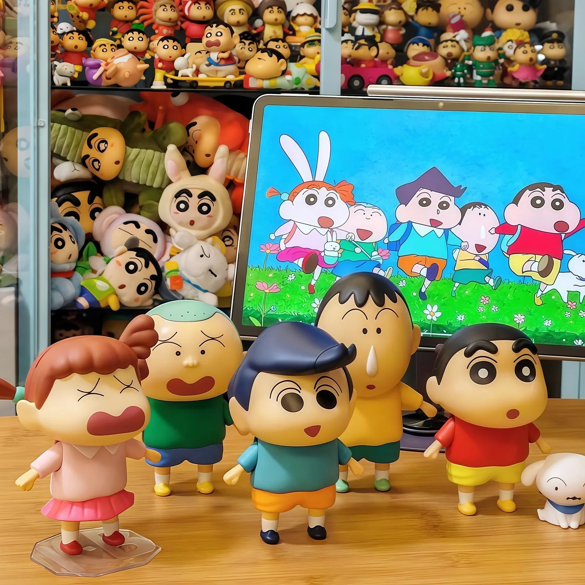

1Pcs Random Style Crayon Shin-chan Can crawl on the wall Action Figure PVC Model Toys doll Desk Decor Collectible Gifts boxed