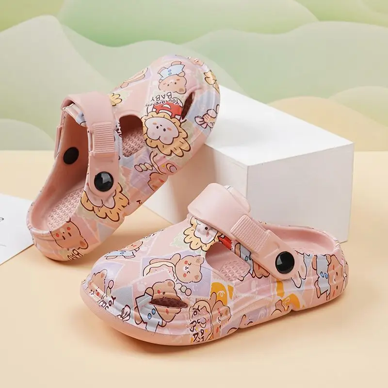 

Новые детские вентилируемые сабо 2026: милые, нескользящие, прочные сандалии для дома и улицы, дышащие, комфортные, двойного назначения (тапочки)