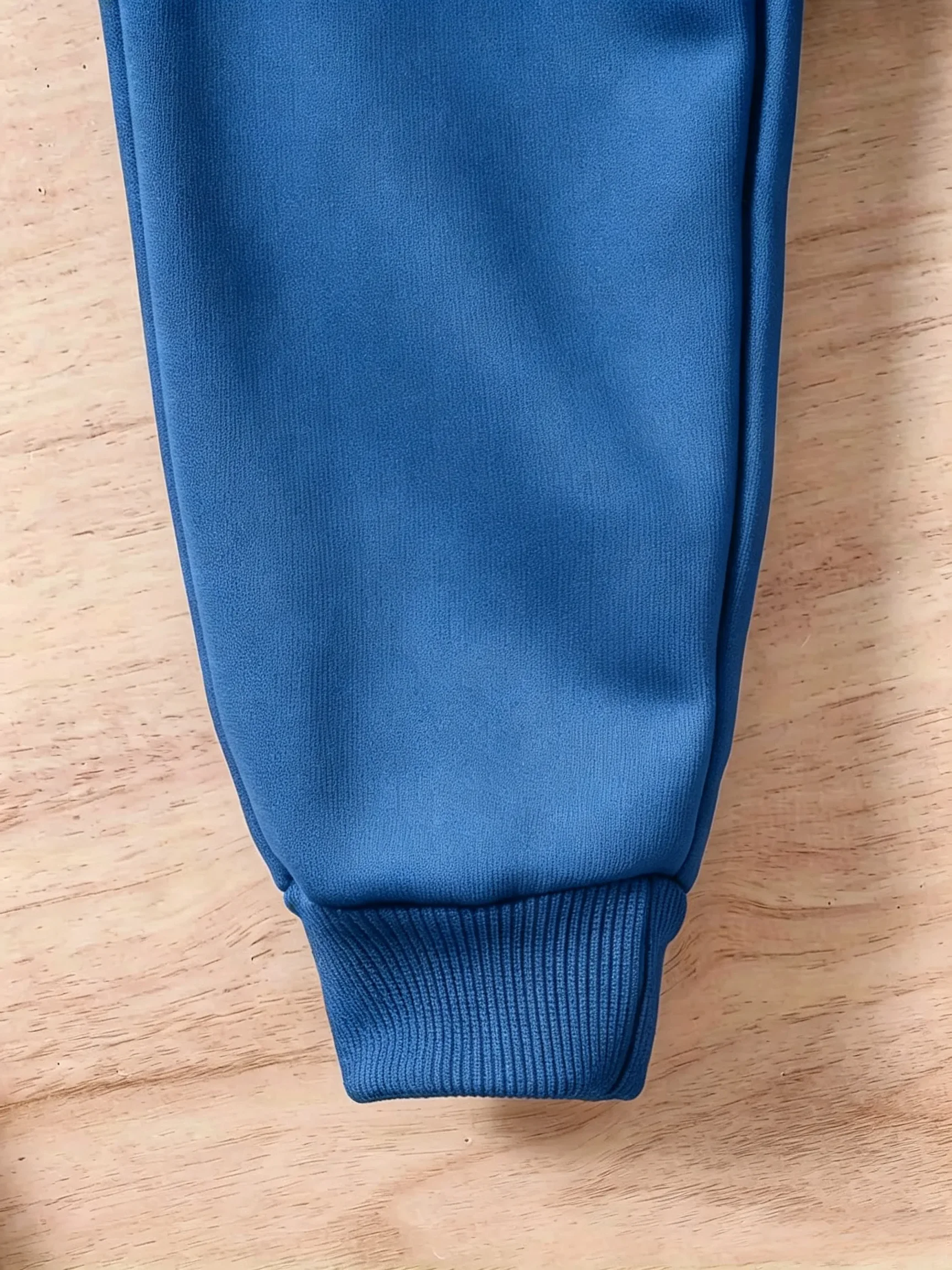Zweiteiliges Sportoutfit für Jungen mit Kapuze und Rennmütze – Langärmeliges Kapuzensweatshirt mit Shorts für Kinder – Sportbekleidungsset – Detail 11