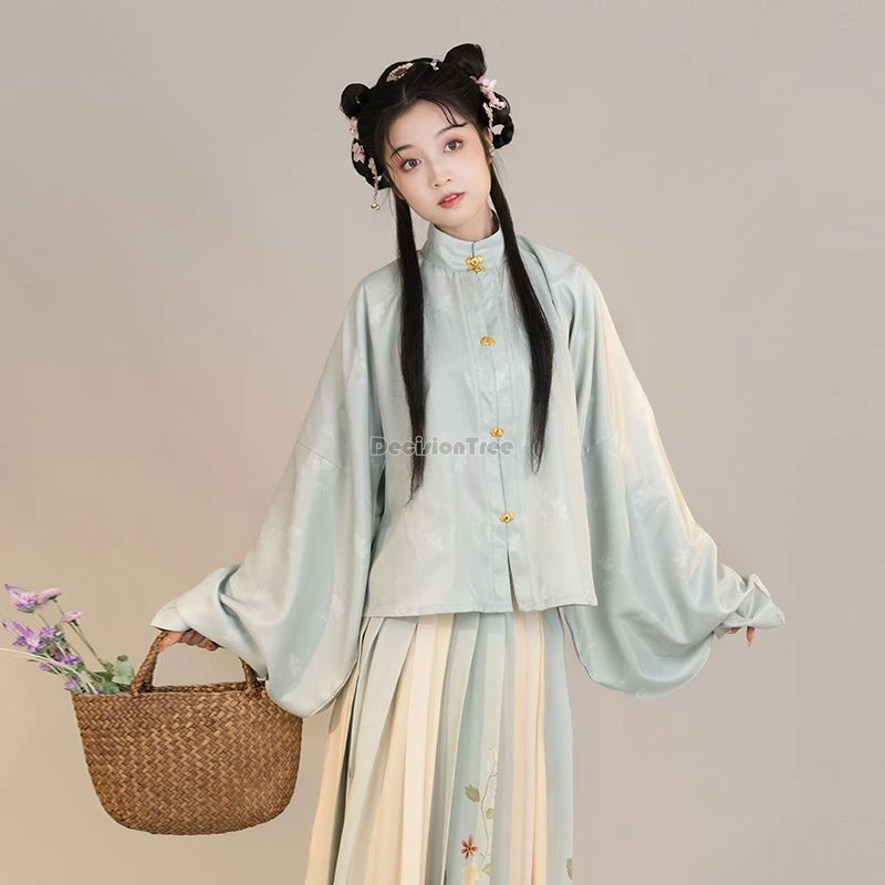 

Новый улучшенный китайский комплект ханьфу 2025 года в стиле династии Мин: блузка с воротником-стойкой и широкими рукавами, плиссированная юбка-полусолнце, свободный повседневный комплект для женщин.