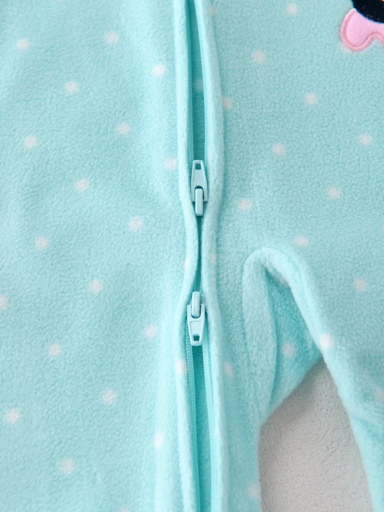 Baby-Mädchen Strampler aus Polarfleece mit Stern-, Blumen- und Tupfenmuster, Cartoon-Stickerei, Füße, Zwei-Wege-Reißverschluss, Warmer Einteiler für Herbst und Winter – Detail 12