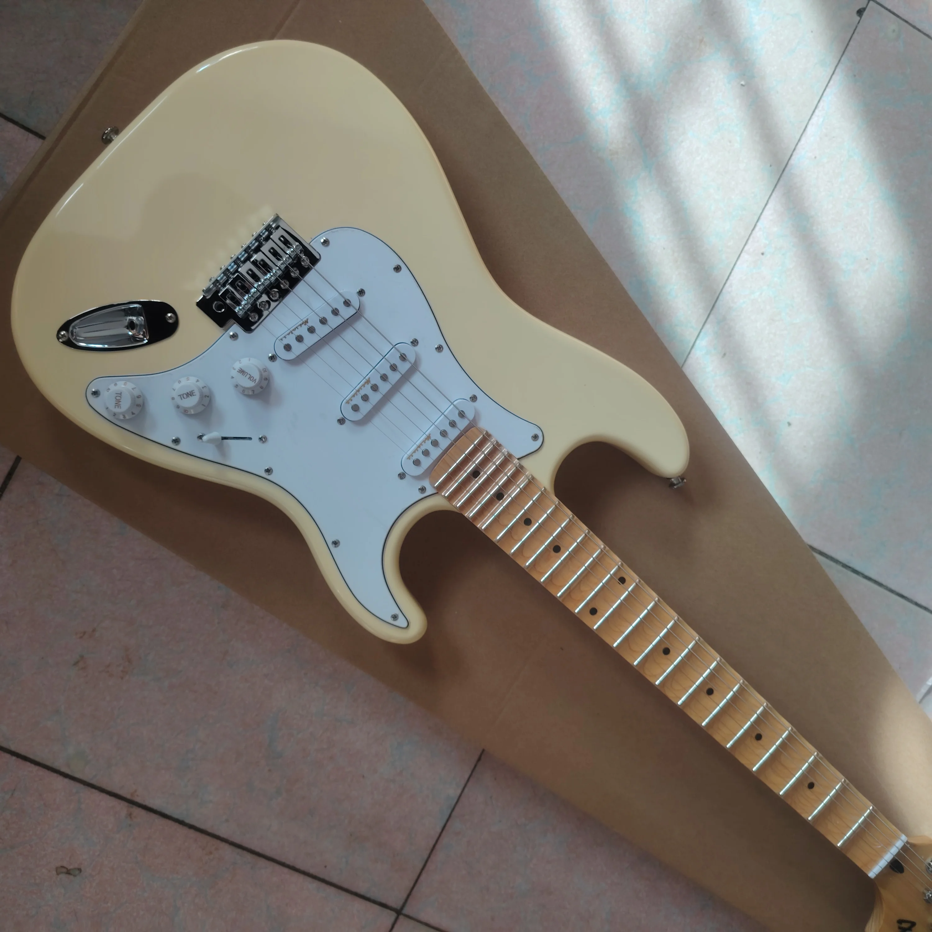 جيتار كهربائي أصفر حليبي عالي الجودة/لوحة أصابع على شكل مروحة/22 فريتس/لوحة أصابع القيقب/شحن سريع من مستودع الولايات المتحدة #2