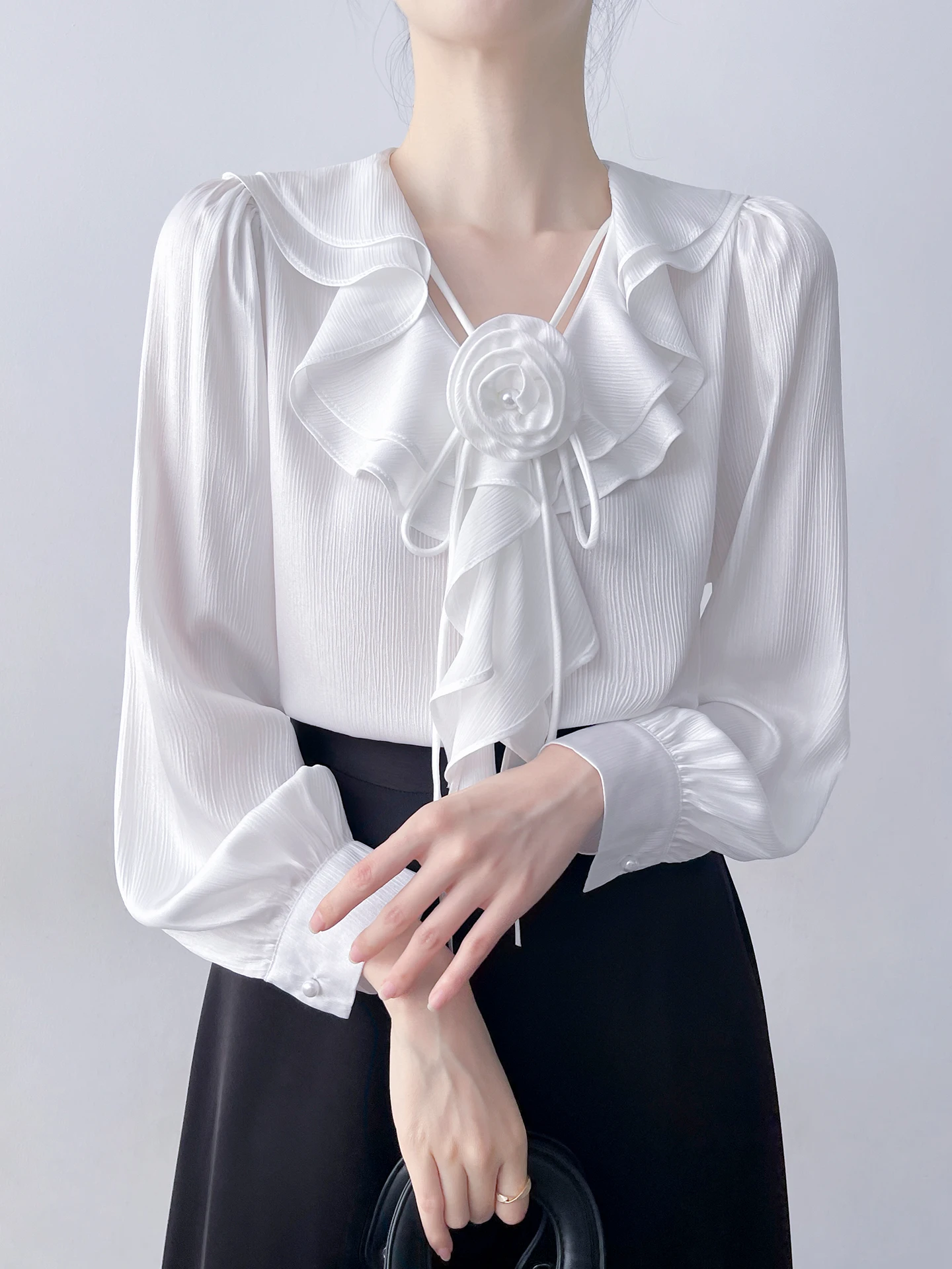 

Элегантная женская белая рубашка с V-образным вырезом и длинными рукавами, свободного кроя, из атласной ткани, с рукавами-колокол, в нежном корейском стиле, модный топ