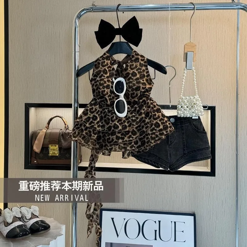 

Girls Summer Set 2026 New Children's Stylish Leopard Print Backless Top+Denim Shorts Two-piece Set Fashionable Outfit