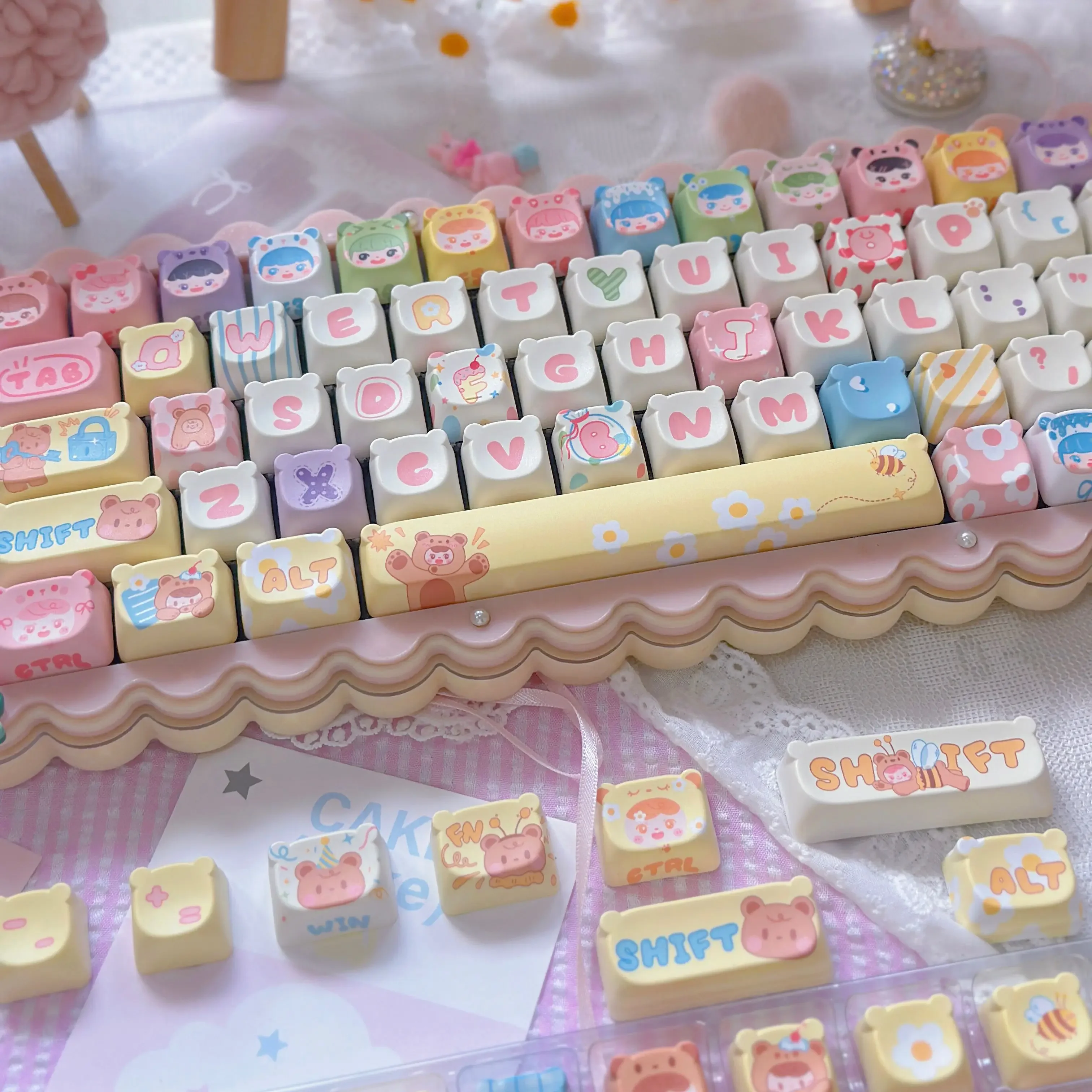 

Cute Keycaps Little Bear Theme Keycap Alice Keycaps EAO 135+ Keys PBT Sublimation Mechanical Keyboard Cap 2.25 U 2.75U 7U