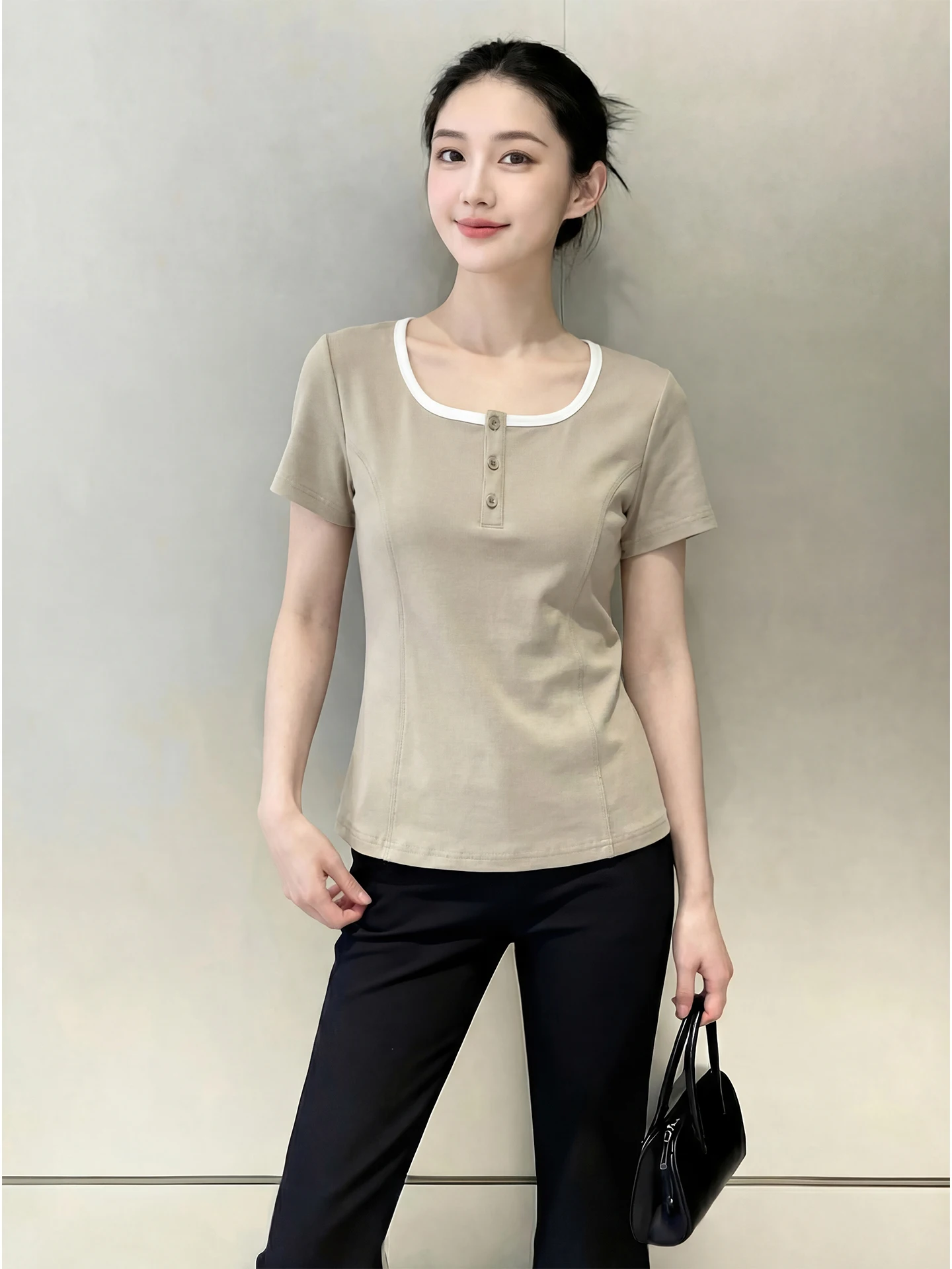 

Весна 2026: Женская приталенная футболка с коротким рукавом и U-образным вырезом, большие размеры, с декоративными пуговицами, универсальная повседневная дышащая модель