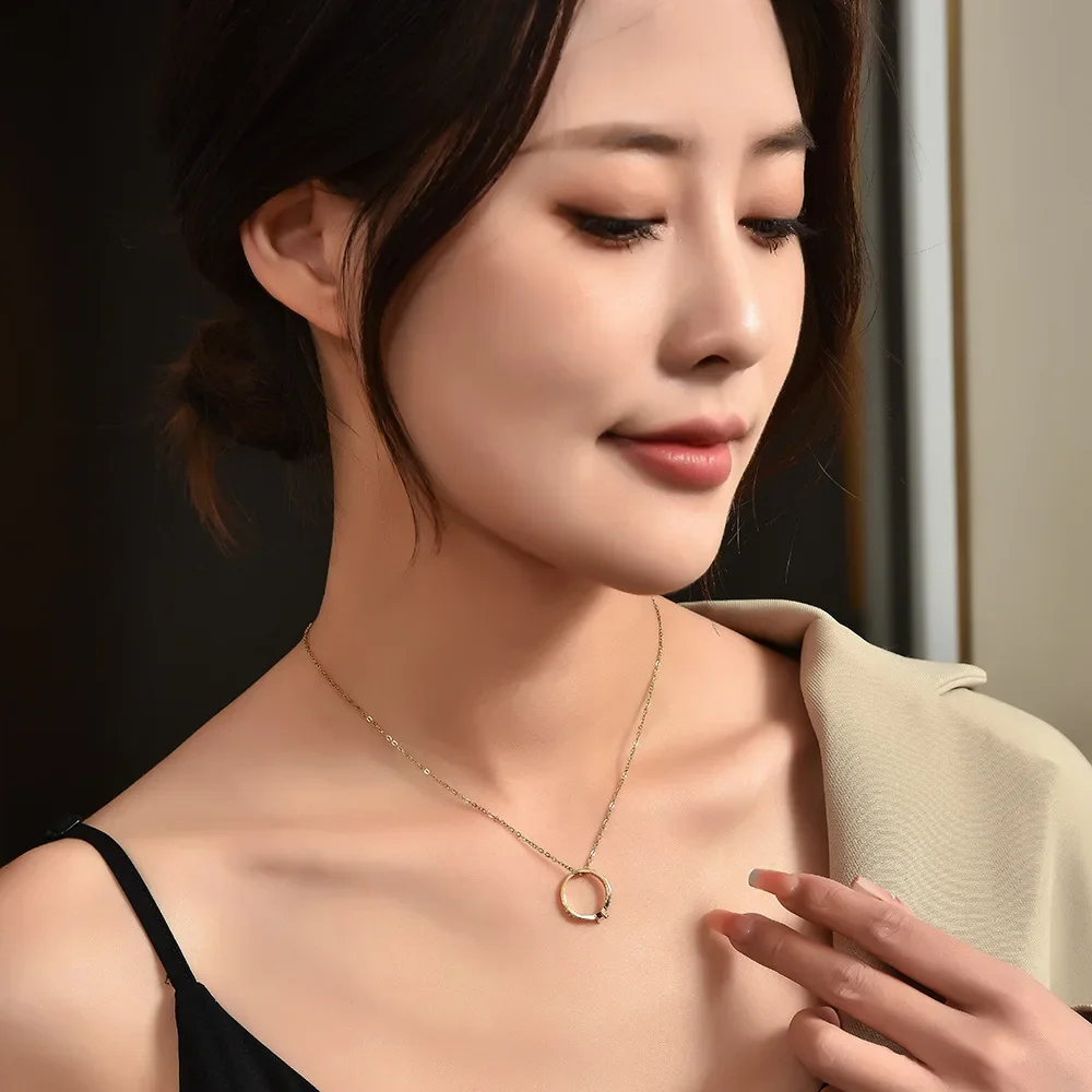 チタン鋼18Kリアルゴールドリング、ネックレス、ハートリング、ペンダント、鎖骨チェーン、ハイエンドでおしゃれなネックレス