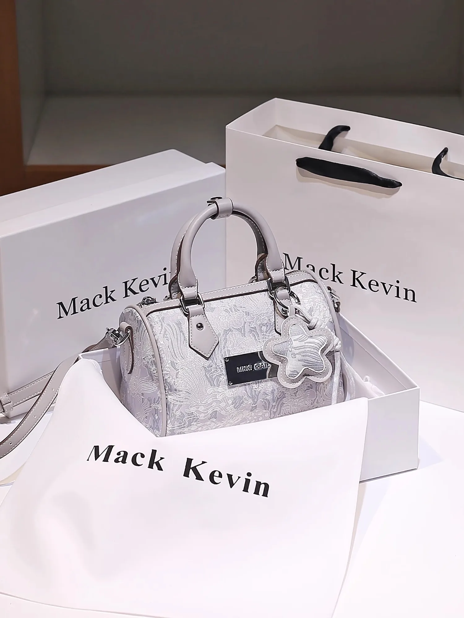 

Luxury Designer Boston Bags with Delicate Flower Printing and Pendant Women New Fashion and Original Shoulder Crossody Bags