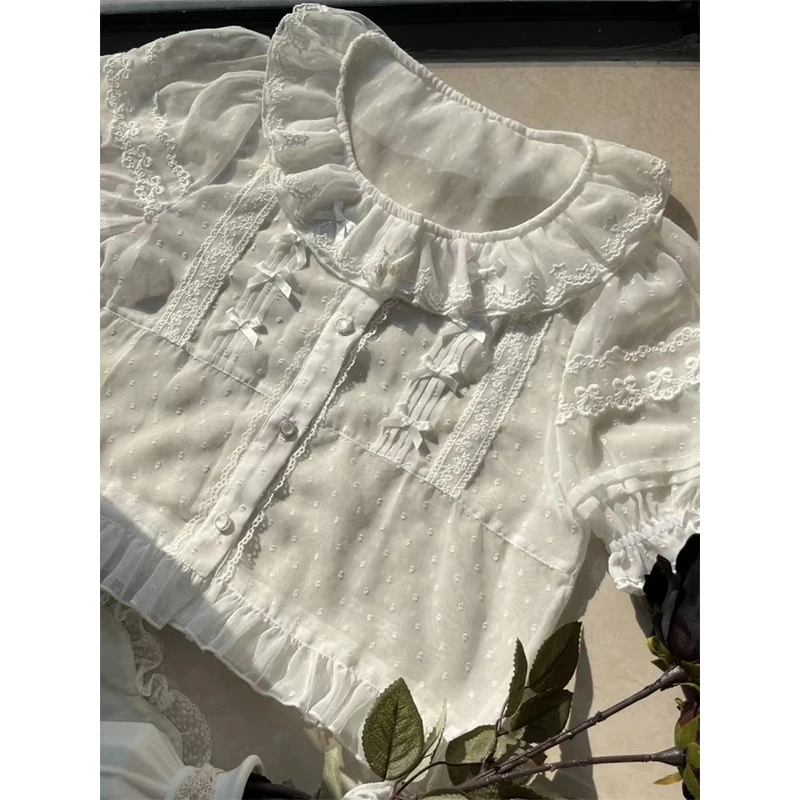 Camicie bianche Lolita giapponesi Donna Camicette in chiffon trasparente con fiocco in pizzo carino Kawaii Top estivi con design a maniche corte con volant vintage