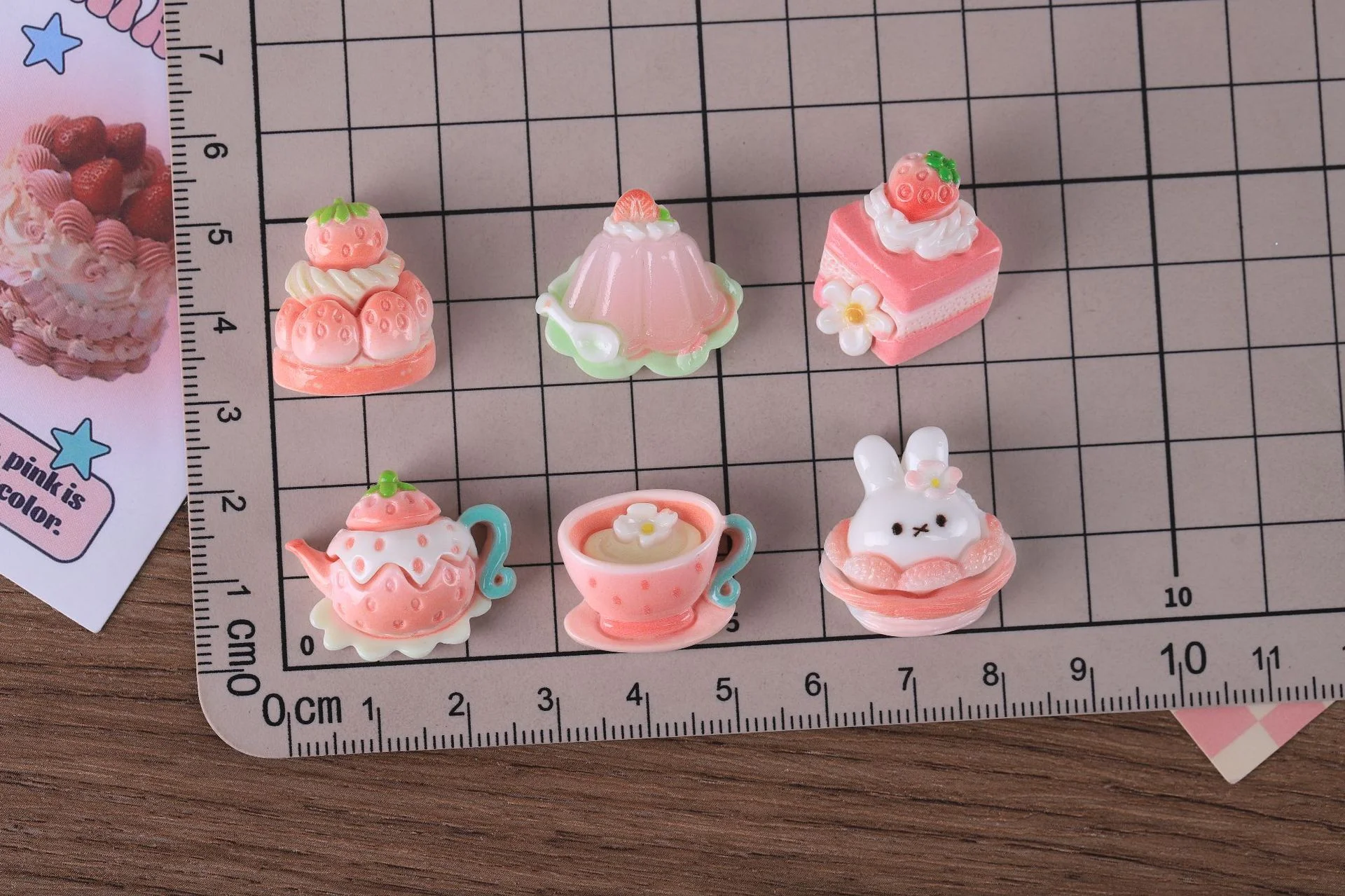 10 Stück Süße Erdbeer-Sahne-Kuchen Nachmittagstee DIY Handgemachtes Harz-Zubehör – Detail 1