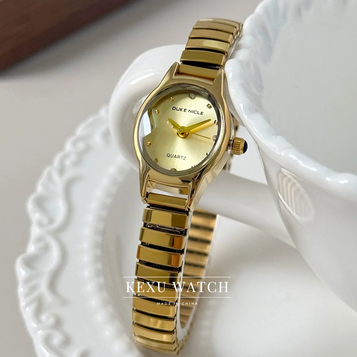 Vintage-inspired Oval Stretchy Diamond Watch for Women: Elegant Niche Daily Style