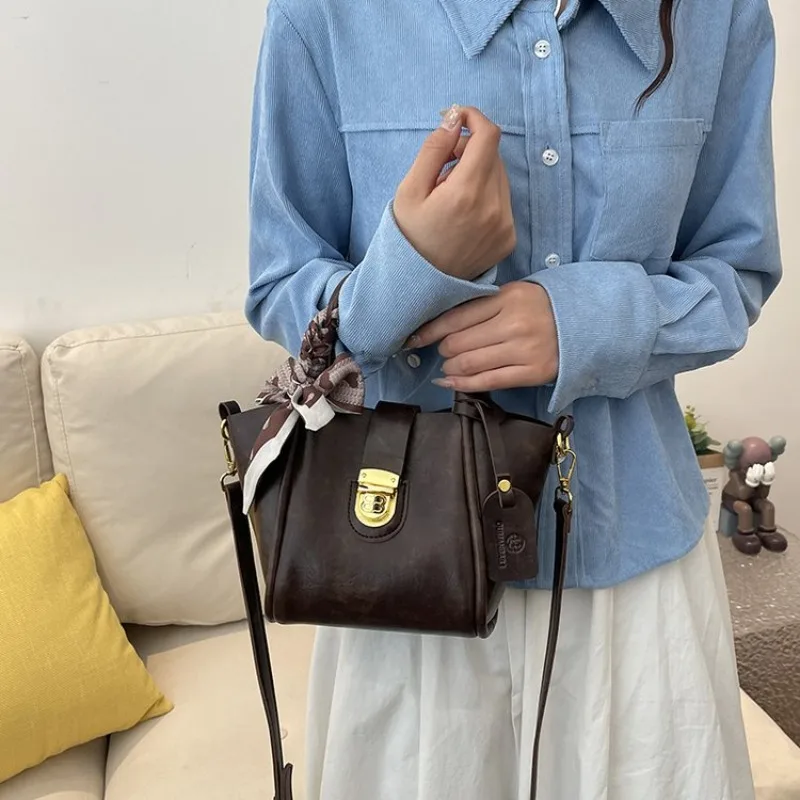 

Винтажная классическая дизайнерская сумка для подгузников для женщин: элегантная, минималистичная, кожаная, вместительная, стильная, модная сумка через плечо