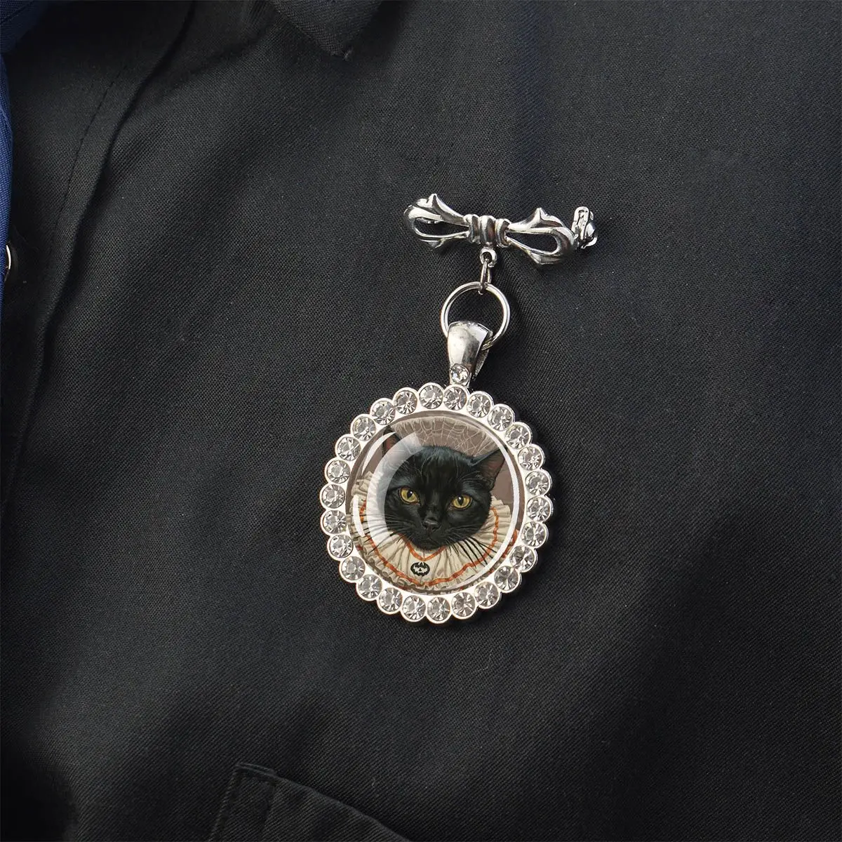 1PC Moonnight Black Cat Pattern Round Glass Brooch with Synthetic Zircon Edge, Ideal for Holiday Parties and Birthday Gifts